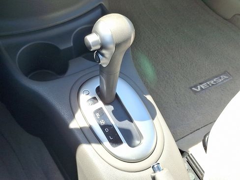 Used 2014 Nissan Versa SV FWD image 16