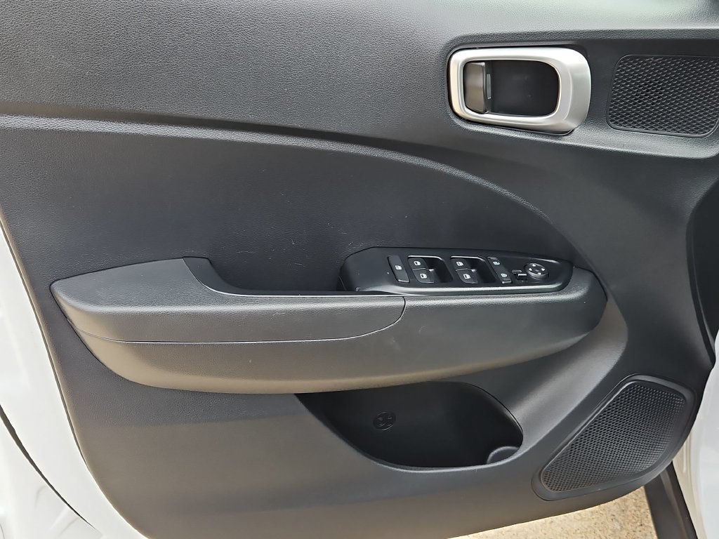 Used 2025 Hyundai Venue SEL FWD image 11