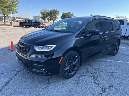 New 2026 Chrysler Pacifica Select image 13