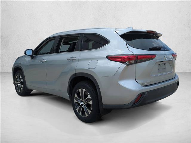 Used 2022 Toyota Highlander XLE AWD/4WD image 7