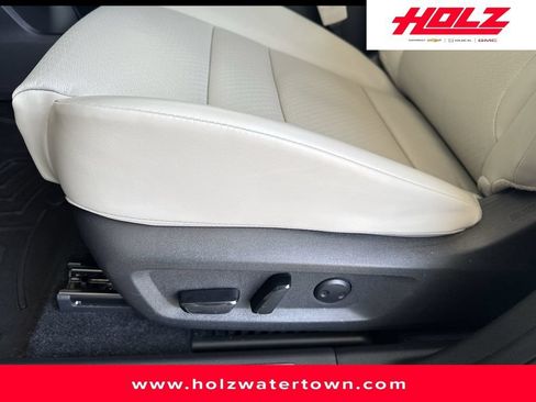 Used 2024 Nissan Rogue SV w/ SV Premium Package AWD/4WD image 13