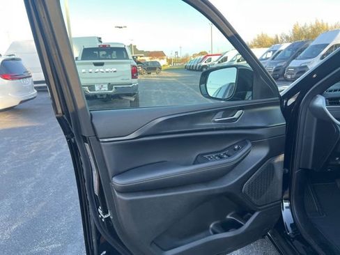 New 2025 Jeep Grand Cherokee Altitude w/ Trailer Tow Package image 17