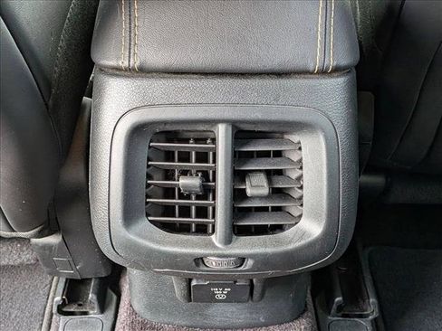 Used 2018 Jeep Cherokee Latitude Plus w/ Comfort/Convenience Group image 18