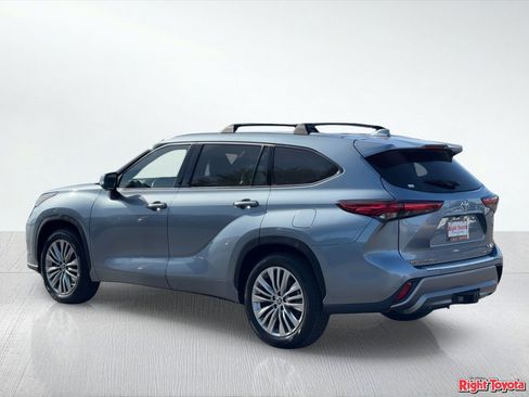 Used 2023 Toyota Highlander Platinum FWD image 3