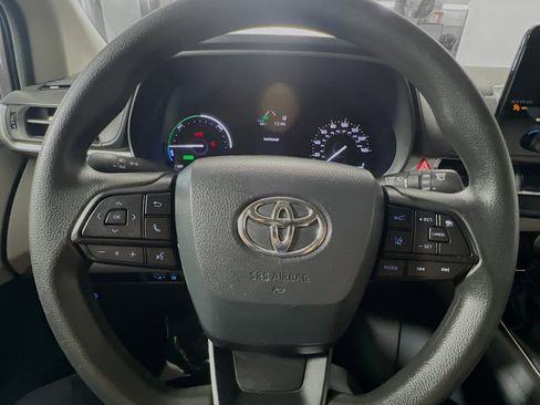 Used 2023 Toyota Sienna LE image 18