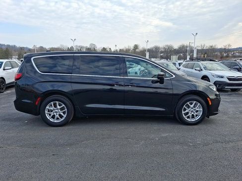 Certified 2023 Chrysler Pacifica Touring-L image 9