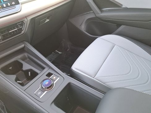 New 2025 Volkswagen Tiguan SE image 25