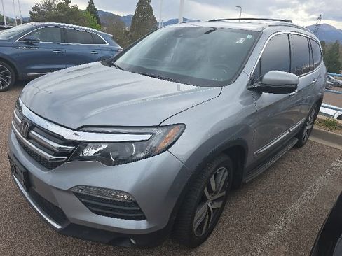 Used 2018 Honda Pilot Touring image 2
