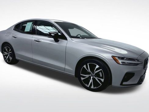 Used 2025 Volvo S60 B5 Core image 2