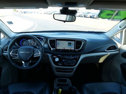 Used 2023 Chrysler Pacifica Touring-L image 19