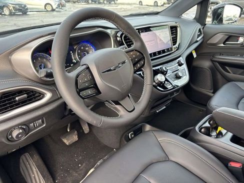 New 2026 Chrysler Pacifica Select w/ S Appearance Package image 16