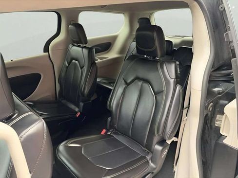 Used 2023 Chrysler Pacifica Touring-L FWD image 10