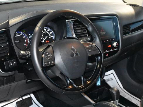 Used 2020 Mitsubishi Outlander SE FWD image 2
