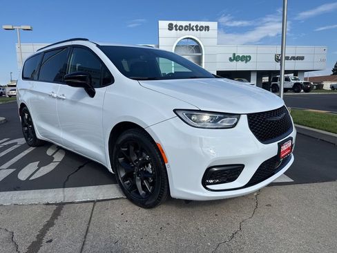 New 2026 Chrysler Pacifica Select w/ S Appearance Package FWD image 1