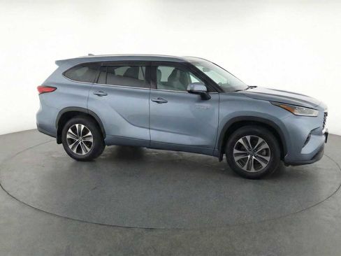 Used 2021 Toyota Highlander XLE image 3