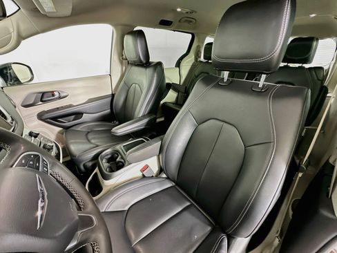 Used 2024 Chrysler Pacifica Touring-L FWD image 13