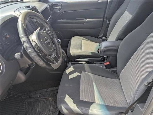 Used 2014 Jeep Patriot Latitude AWD/4WD image 9