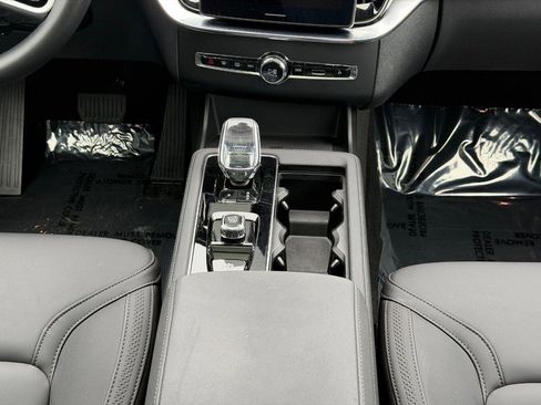 Certified 2025 Volvo XC90 B6 Plus AWD/4WD image 16