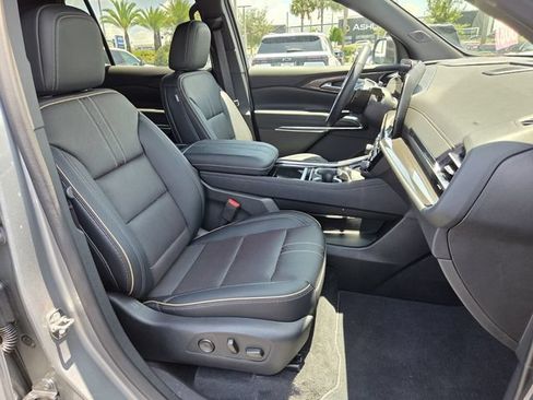Certified 2025 Chevrolet Traverse High Country FWD image 17
