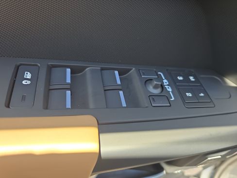 New 2026 Land Rover Defender 110 X-Dynamic SE image 26