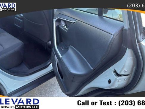 Used 2021 Toyota RAV4 XLE AWD/4WD image 33