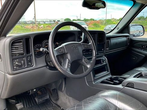 Used 2004 Chevrolet Avalanche Z66 w/ Sun And Sound Package RWD image 16