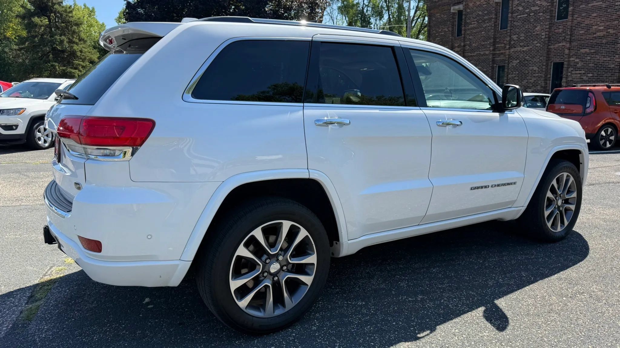 Used 2017 Jeep Grand Cherokee Overland w/ Jeep Active Safety Group AWD/4WD image 11