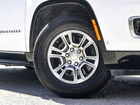 Used 2023 Jeep Wagoneer 4WD image 2