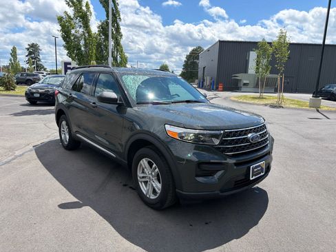 Used 2023 Ford Explorer XLT AWD/4WD image 3