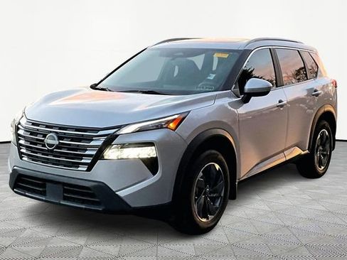 Used 2024 Nissan Rogue SV w/ SV Premium Package image 3