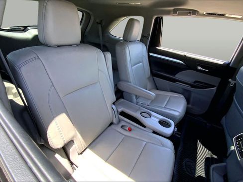 Used 2018 Toyota Highlander XLE AWD/4WD image 20