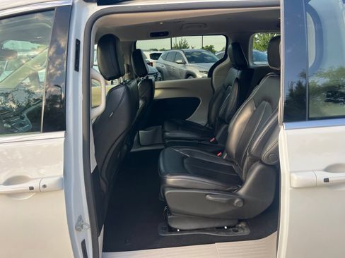 Used 2023 Chrysler Pacifica Touring-L FWD image 19