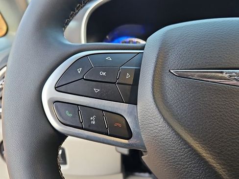 Used 2024 Chrysler Pacifica Touring-L image 23