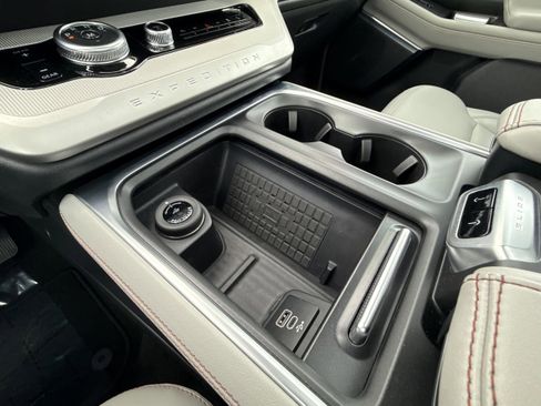 Used 2025 Ford Expedition Active image 19