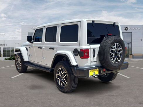 Used 2026 Jeep Wrangler Unlimited Sahara AWD/4WD image 3