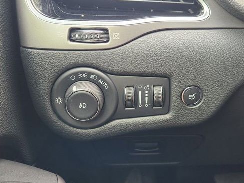 Used 2022 Jeep Cherokee Limited image 24