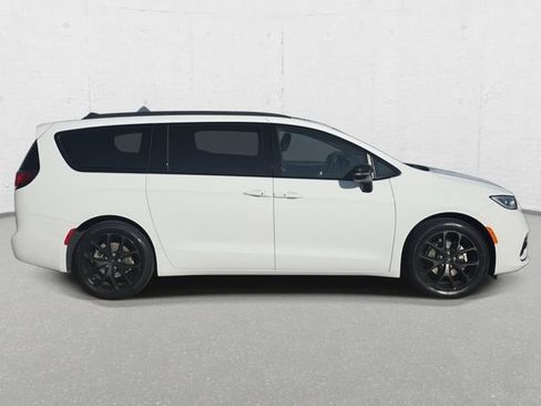 Used 2025 Chrysler Pacifica Limited FWD image 4