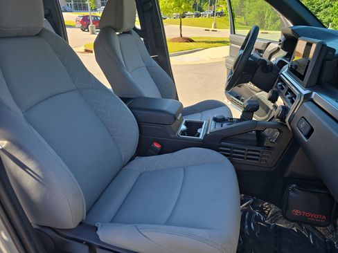 Certified 2024 Toyota Tacoma SR5 AWD/4WD image 10