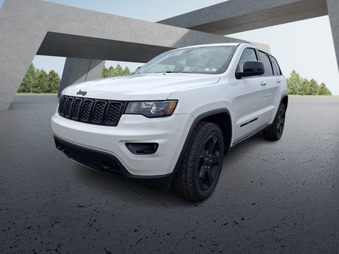 Used 2019 Jeep Grand Cherokee Laredo AWD/4WD image 2