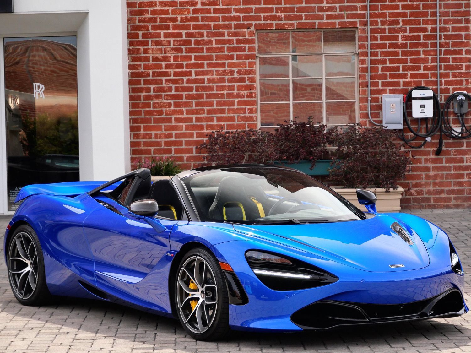 Used 2022 McLaren 720S Luxury RWD image 1