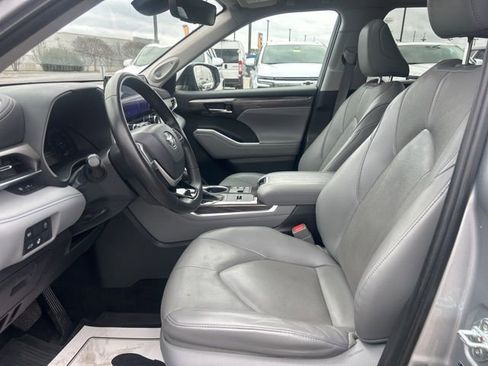 Used 2023 Toyota Highlander Limited image 15