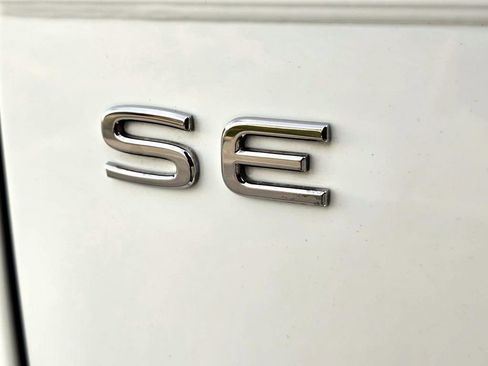 Used 2022 Volkswagen Tiguan SE image 9