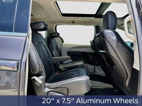 Used 2018 Chrysler Pacifica Limited w/ Tire & Wheel Group FWD image 35