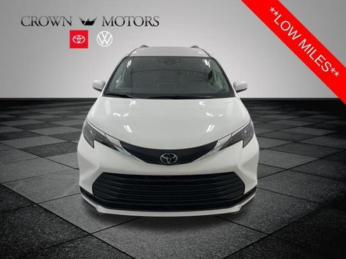 Used 2026 Toyota Sienna LE FWD image 2