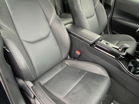 Used 2025 Toyota Prius FWD image 11