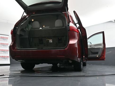 Used 2018 Toyota Sienna XLE image 29