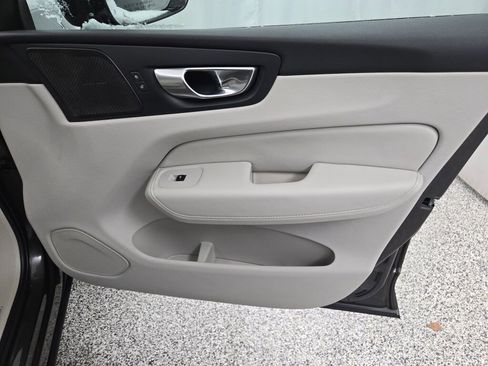 Used 2023 Volvo XC60 B5 Plus image 6