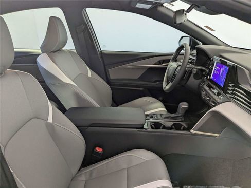 Used 2025 Toyota Camry SE FWD image 31