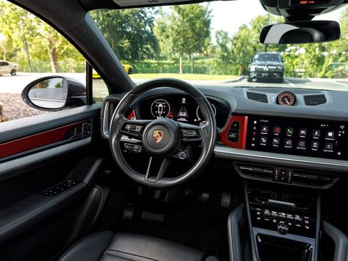 Used 2024 Porsche Cayenne Coupe AWD/4WD image 18