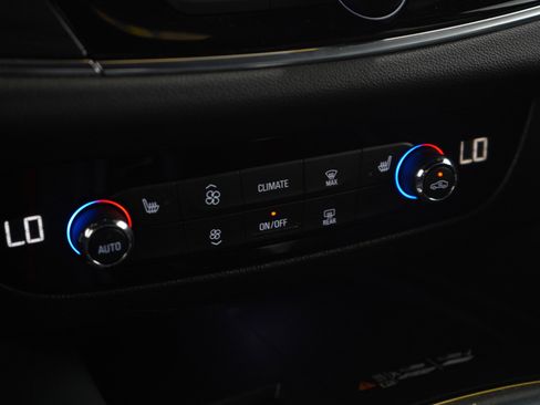 Used 2023 Buick Enclave Essence image 27